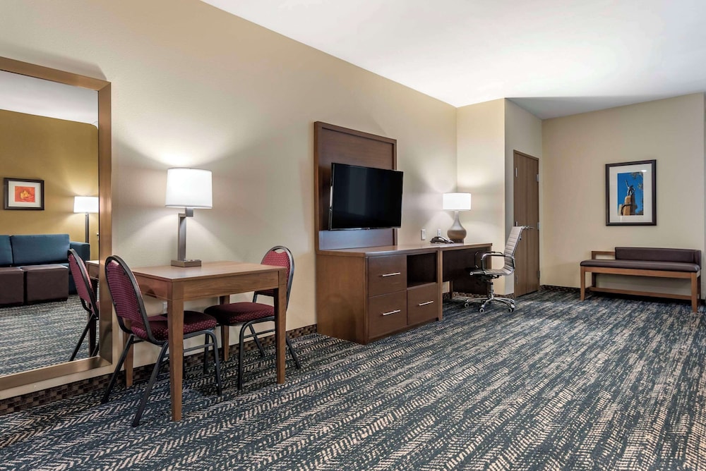 Suite, Multiple Beds, Non Smoking - Photo 2