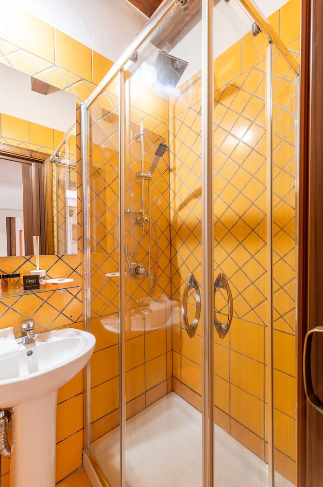 Romantic Double Room, Ensuite, Courtyard View photo 1