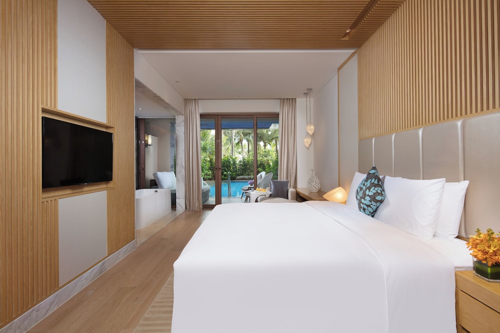 Room, 1 King Bed, Non Smoking (Lagoon Pool)