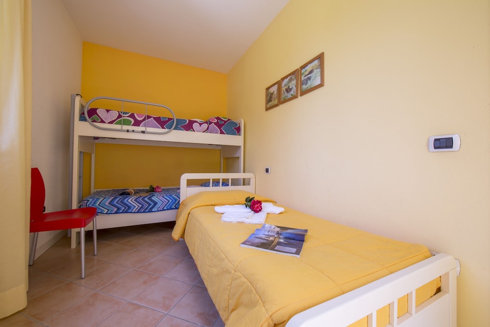 Family Apartment, 1 Bedroom, Lakeside (Porto Letizia Tulipano 5)