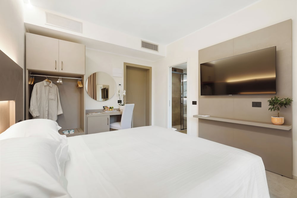 Standard Room, Balcony, Partial Sea View photo 2
