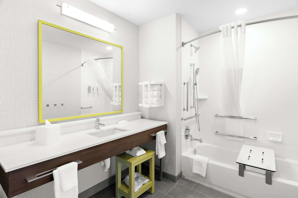 Studio, 1 King Bed, Accessible, Bathtub - Photo 6