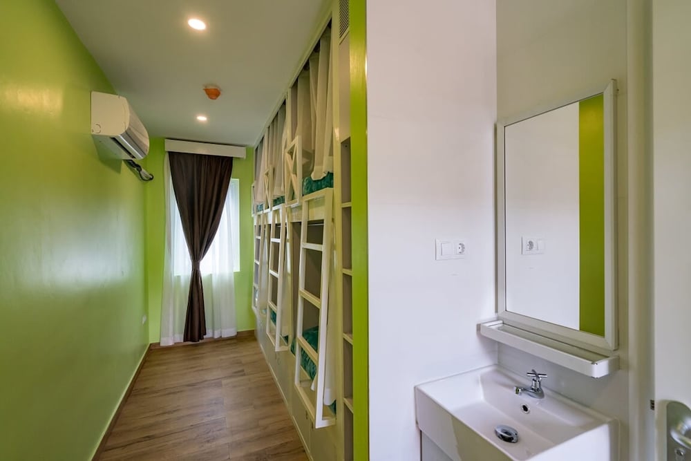 Economy Shared Dormitory, Mixed Dorm, Non Smoking, Poolside photo 1