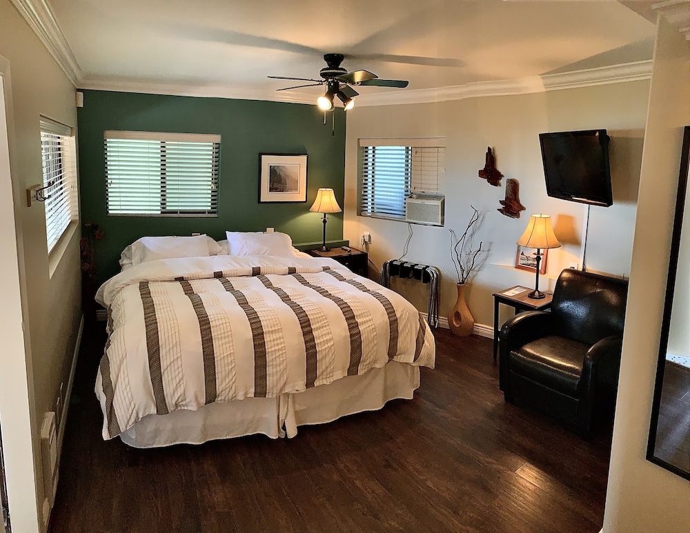 Premium Kitchenette Room, 1 King, River View photo 3
