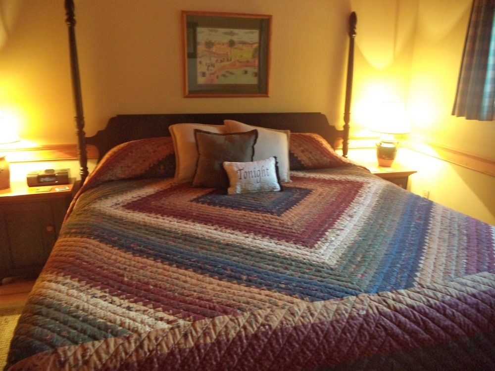 Standard Suite, 1 King Bed, Non Smoking, Fireplace photo 3