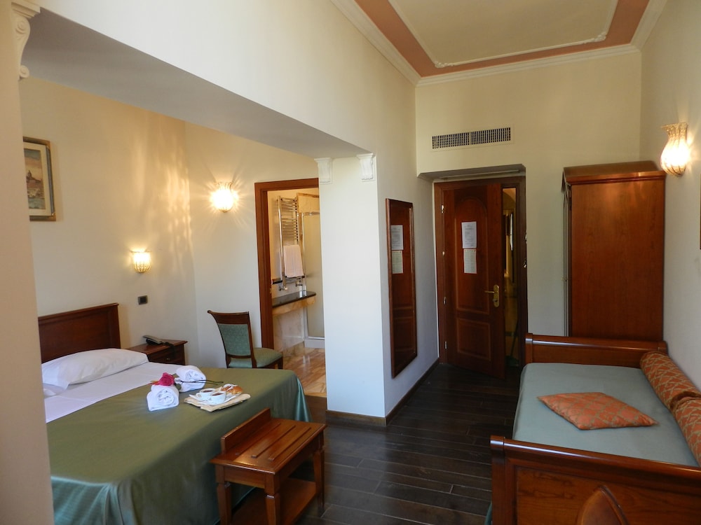 Superior Double or Twin Room thumbnail 5