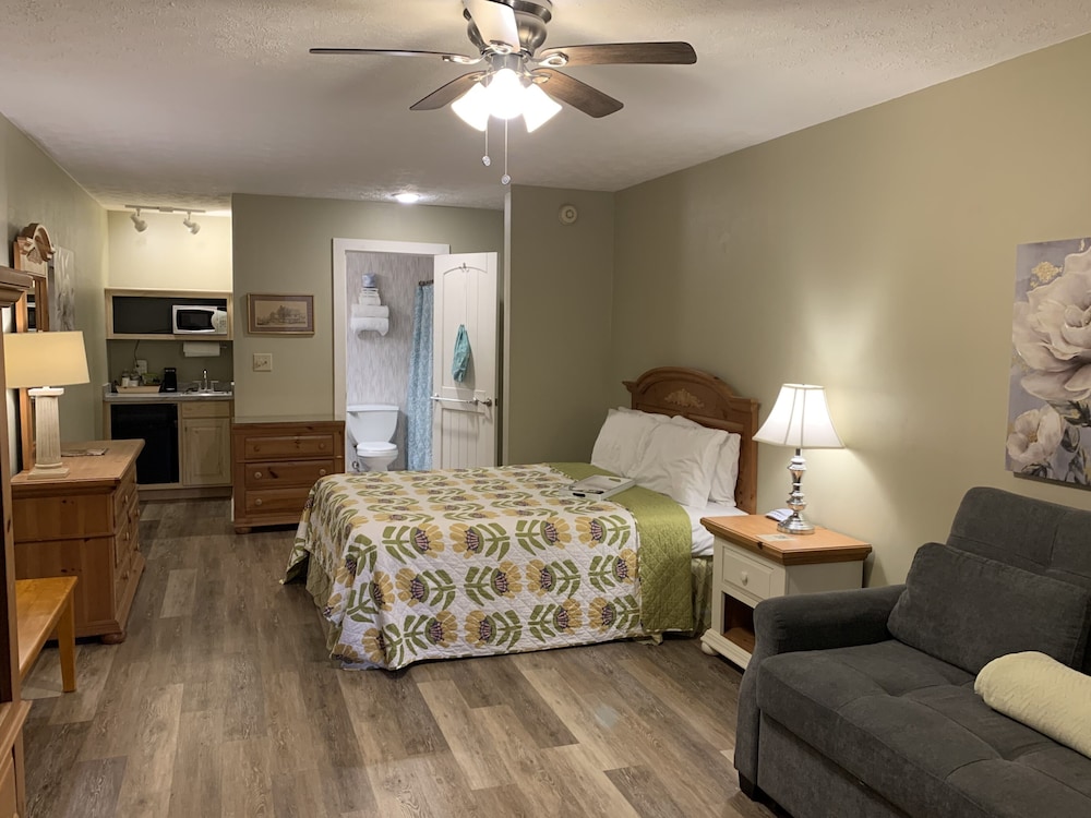 Basic Double Room, 1 Queen Bed, Garden View