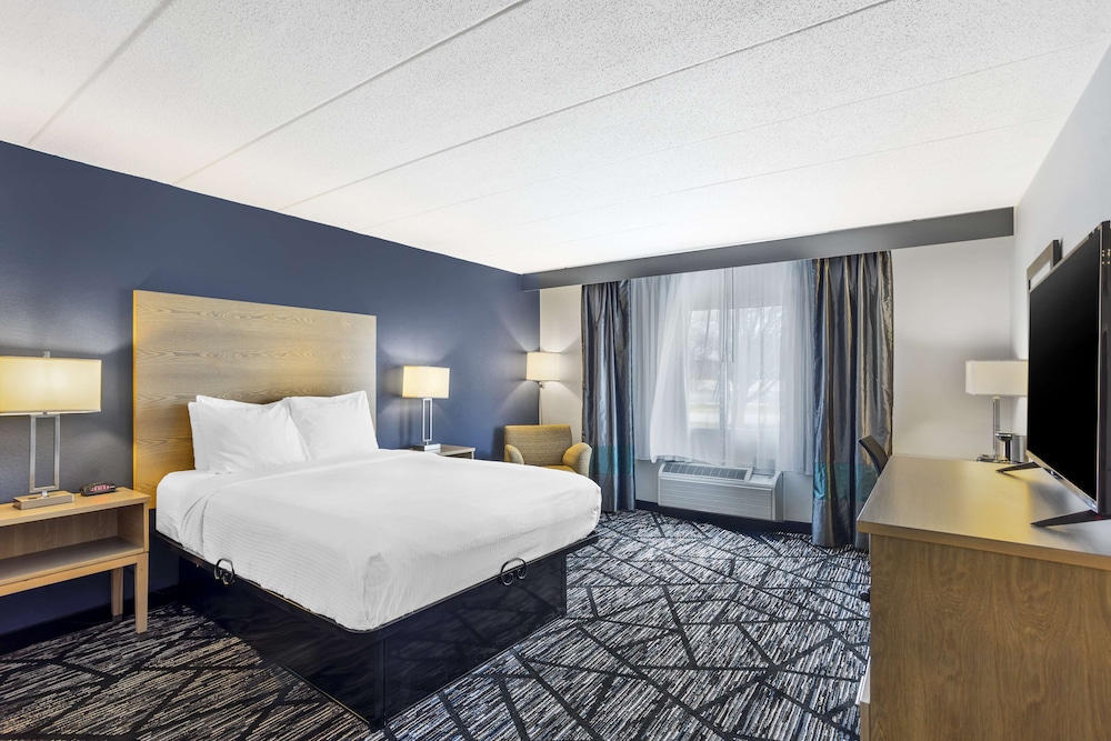 Standard Room, 1 Queen Bed, Accessible, Bathtub - Photo 2