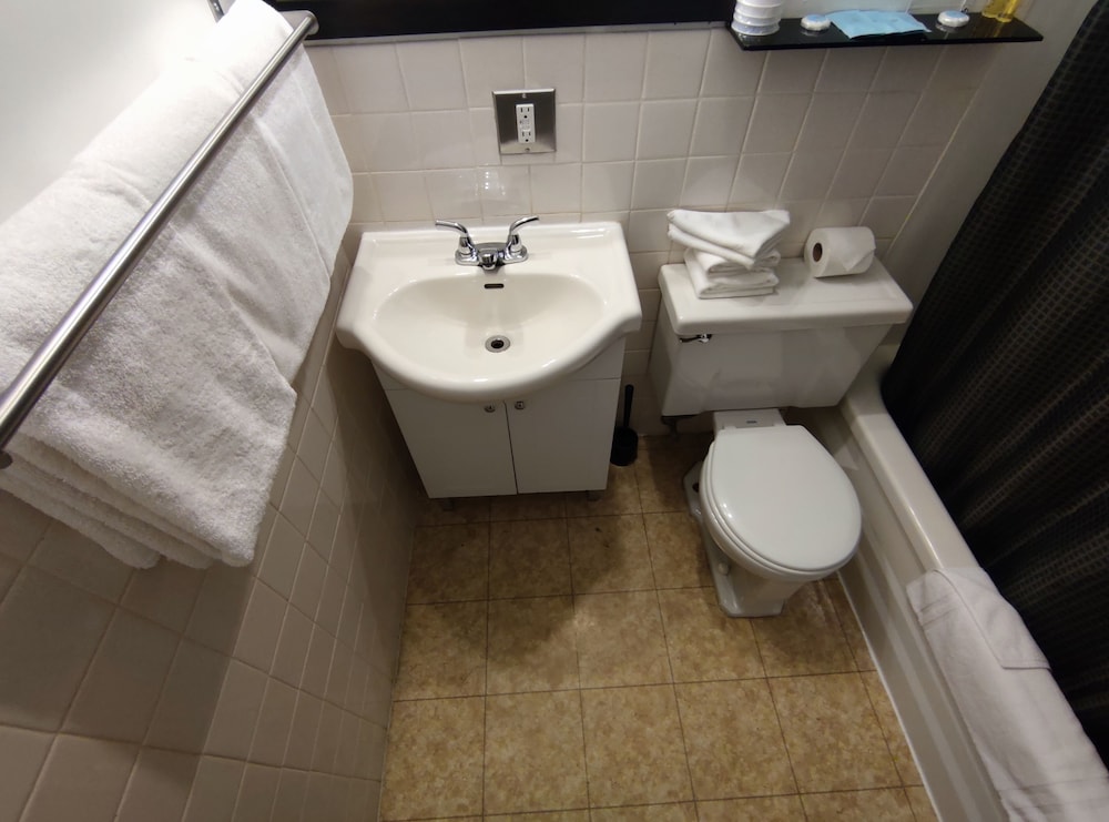 Basic Room, 2 Queen Beds photo 3