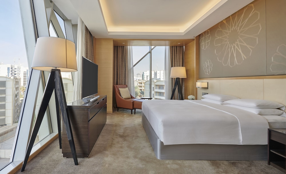 Regency, Executive Suite - Photo 8