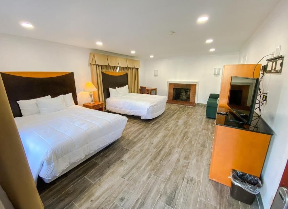 Deluxe Room Two Queen Beds and sofabed photo 1