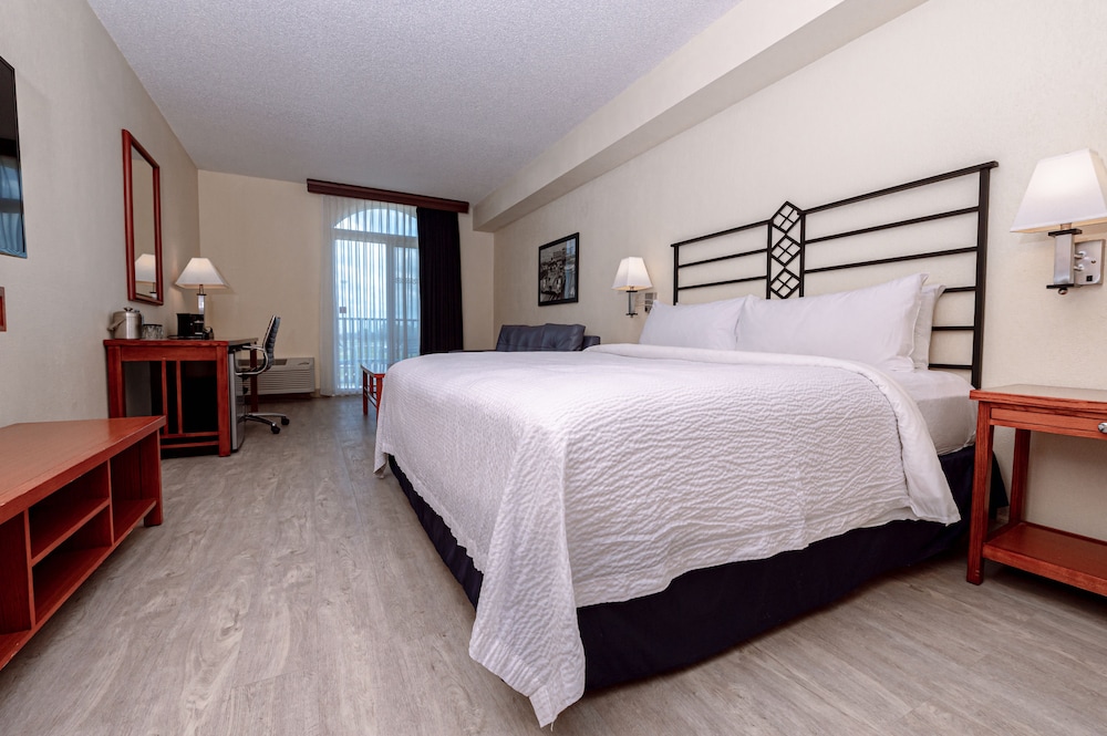 Deluxe Room, 1 King Bed, Balcony, Pool View (Classic King, Balcony) photo 1