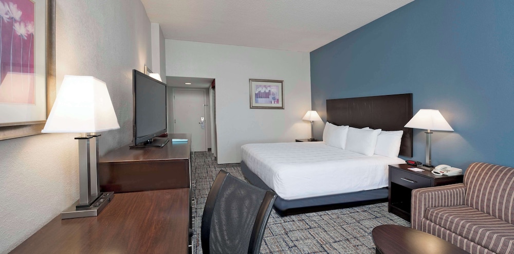 Suite, 1 King Bed, Non Smoking, Jetted Tub - Photo 4