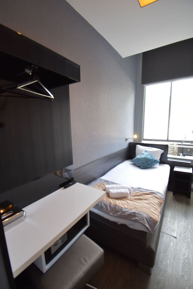 Single Room, Private Bathroom