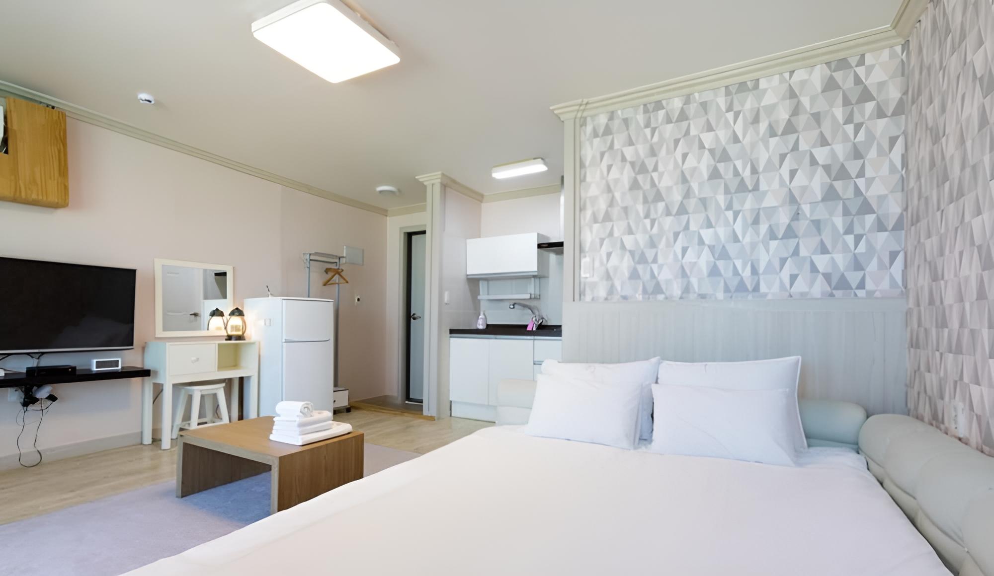 Room (Room 202 (Whirlpool Spa)) - Photo 3