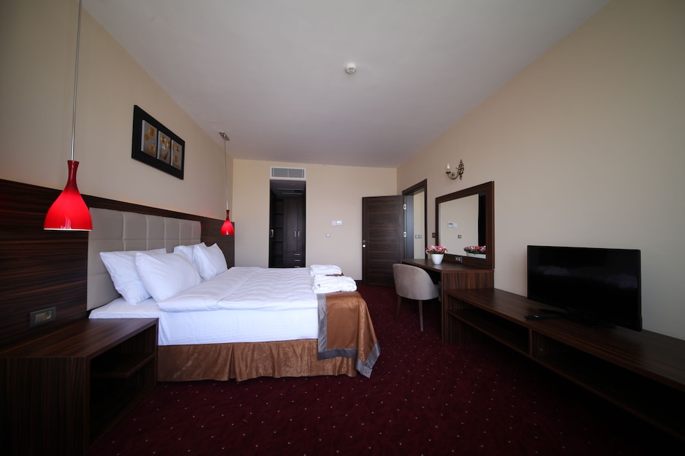 Suite, Jetted Tub photo 3