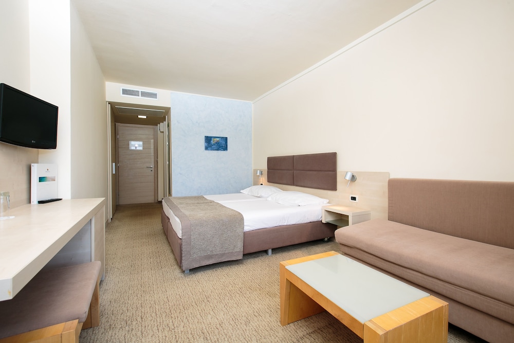 Classic Room with Balcony, Park side (extra bed) photo 3