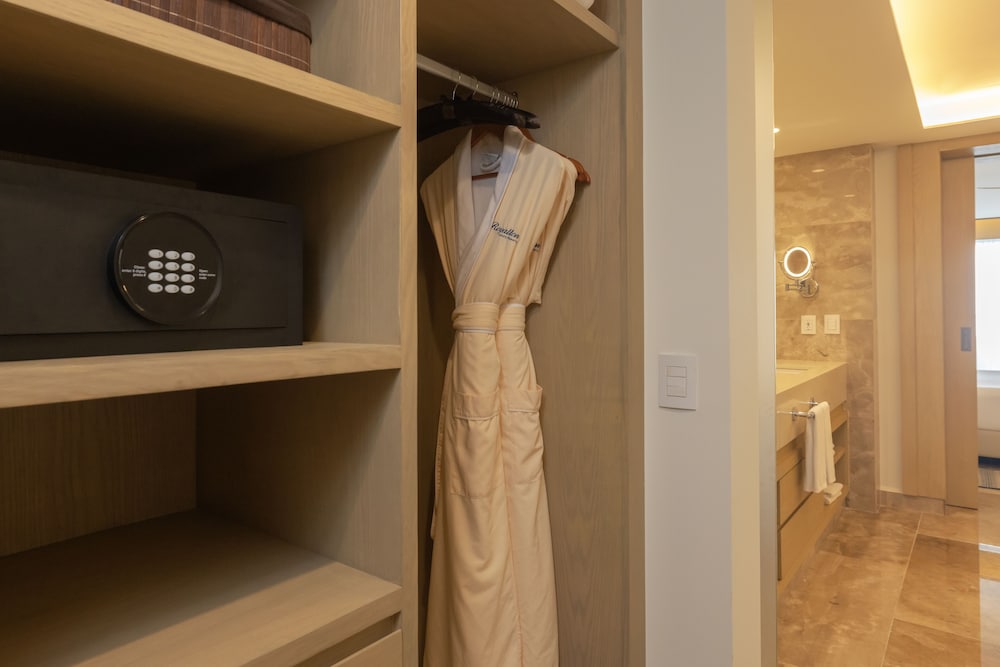 Luxury Chairman Two Bedroom Suite Ocean Front Diamond Club - Photo 10