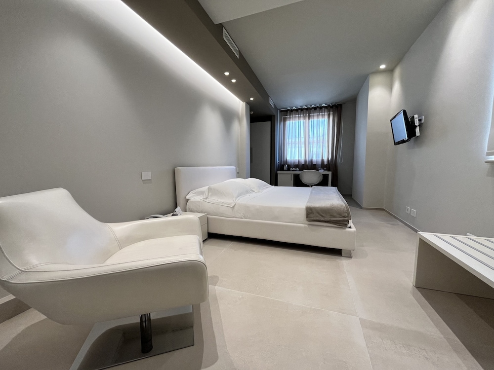 Executive Room, 1 King Bed, Non Smoking, Pool View photo 3