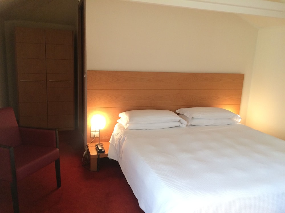 Deluxe Double or Twin Room - Photo 10