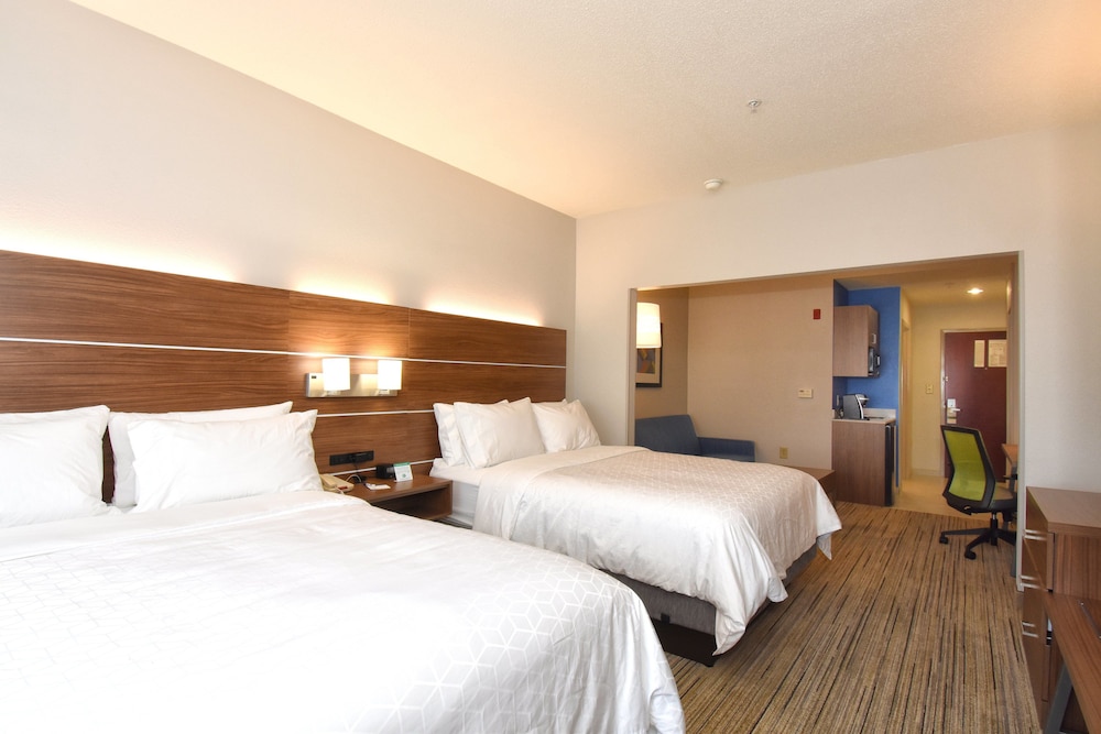 Suite, 2 Queen Beds photo 2