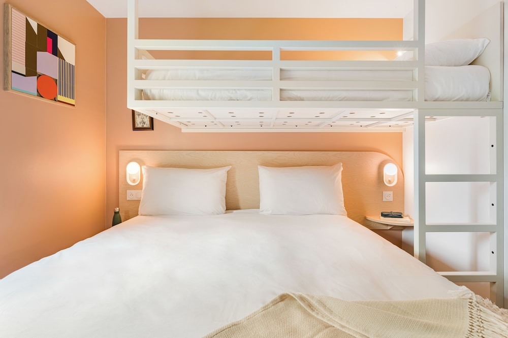 Triple Room, Multiple Beds (Pop) photo 2