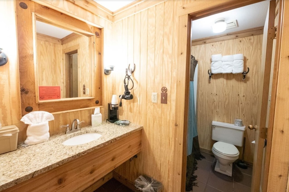 Basic Double Room, 2 Queen Beds, Non Smoking - Photo 4