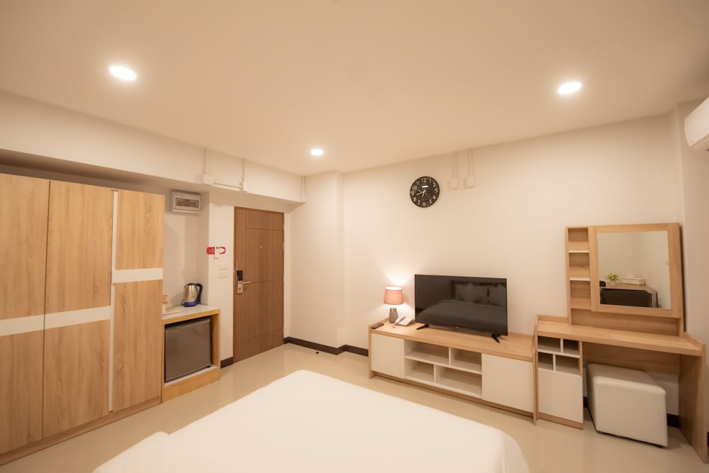 Economy Double Room, 1 Queen Bed photo 3