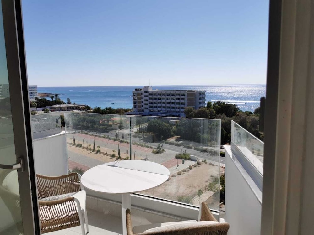 Deluxe Double Room, Balcony, Sea View photo 2
