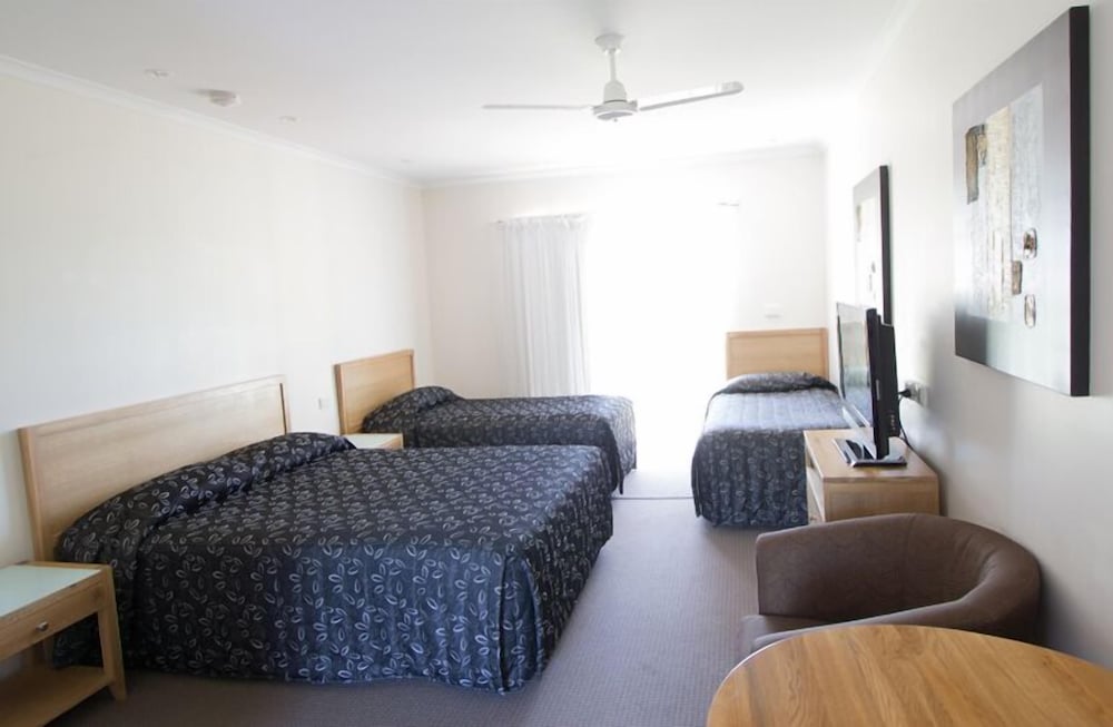 Standard Room, Kitchenette (Quad) photo 3