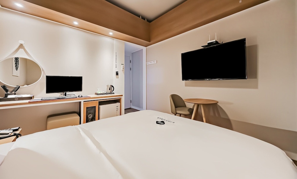 Deluxe Room - Photo 6