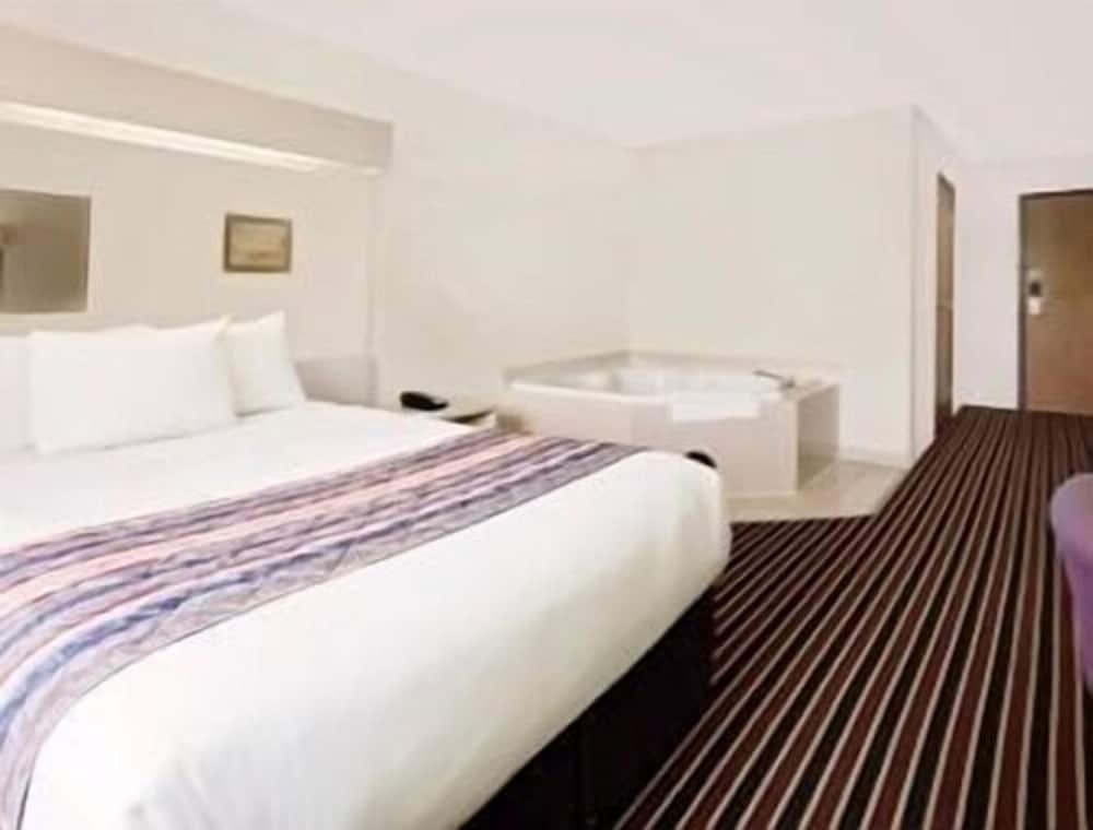 Deluxe Studio Suite, 1 Queen Bed, Non Smoking, Jetted Tub - Photo 1