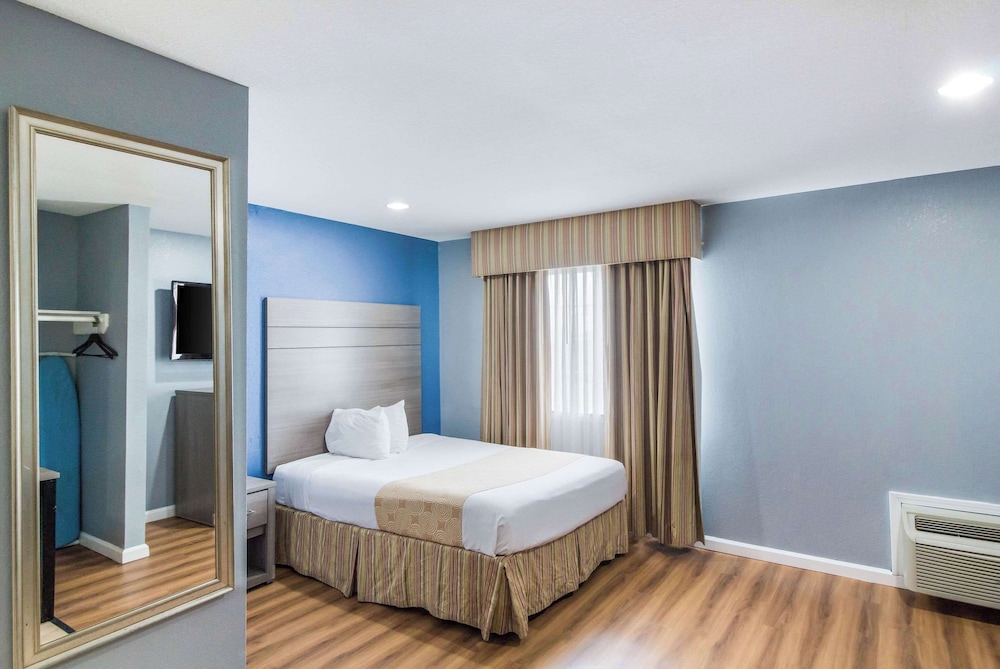 Suite, 1 Queen Bed, Accessible, Non Smoking (Efficiency)