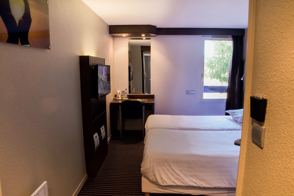 Standard Room, 2 Twin Beds, City View - Photo 4