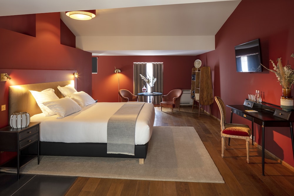 Executive Suite - Photo 2