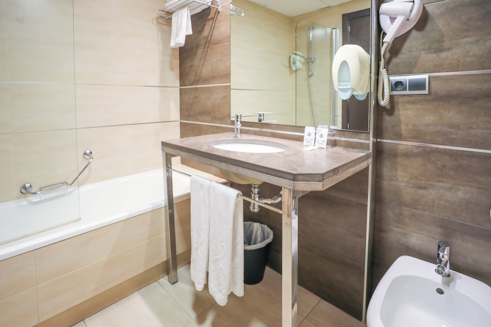 Standard Double Room - Photo 13