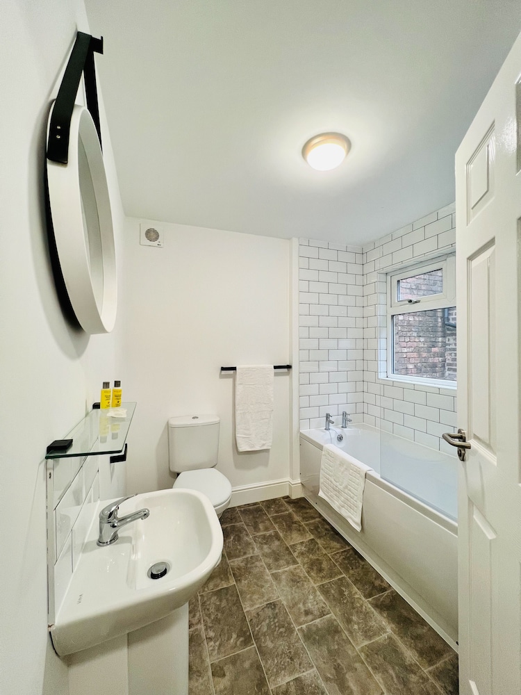 Economy Double Room, 1 Double Bed, Non Smoking, Ensuite - Photo 9