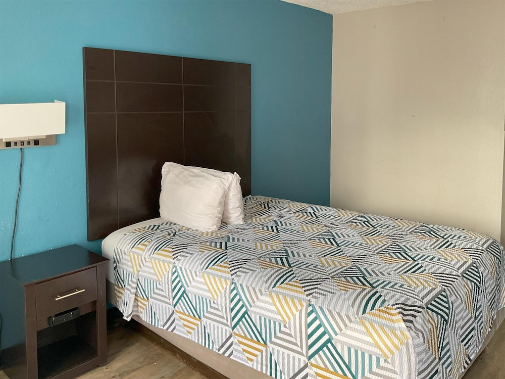 Standard Room, 1 King Bed, Non Smoking, Refrigerator & Microwave - Photo 2
