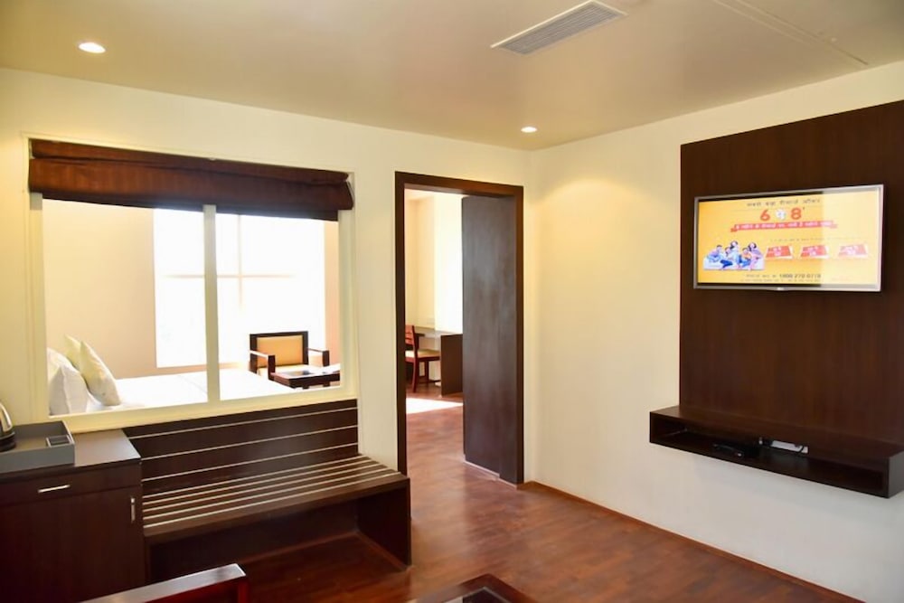 Executive Room - Photo 10