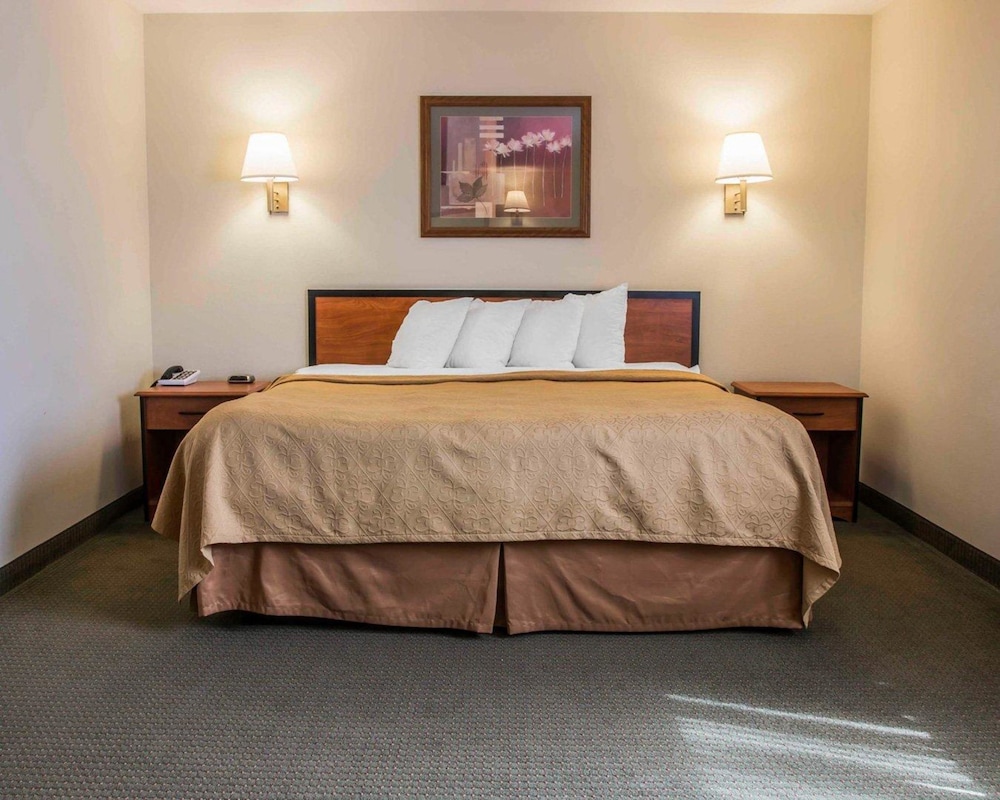 Standard Room, 1 King Bed, Non Smoking (First Floor) - Photo 4