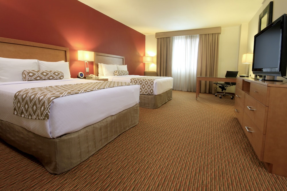 Standard Room, 2 Queen Beds, Club Lounge Access - Photo 3