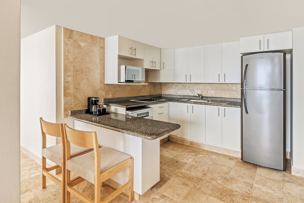 Master Suite, 3 bedrooms, Plus - Photo 13