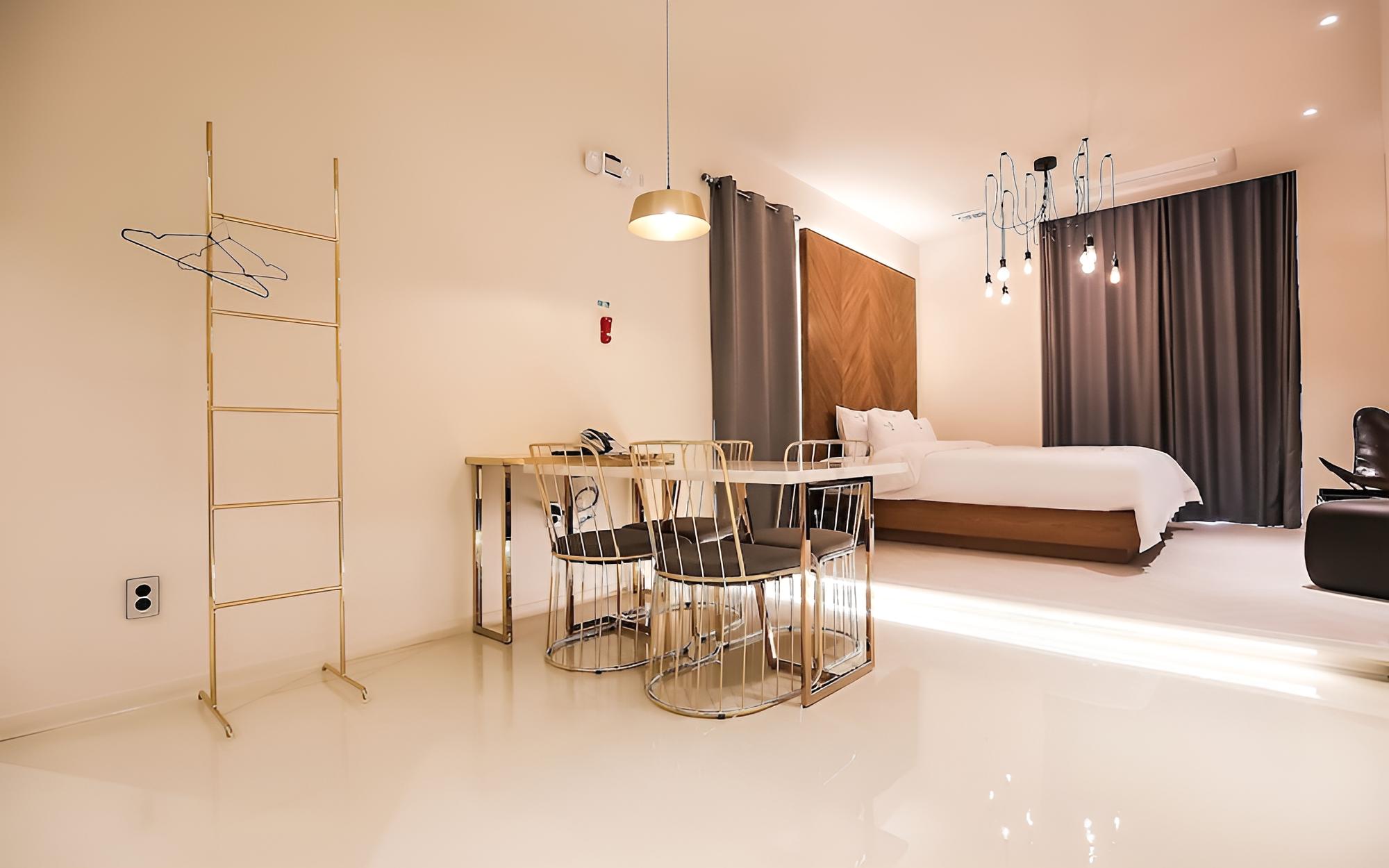 Room (Suites) - Photo 3
