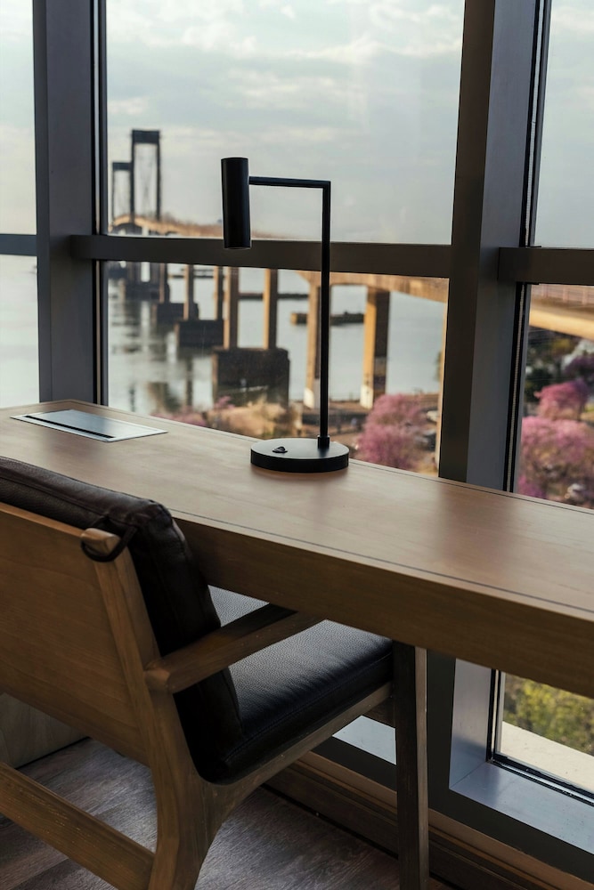 Executive Room, 1 King Bed, River View