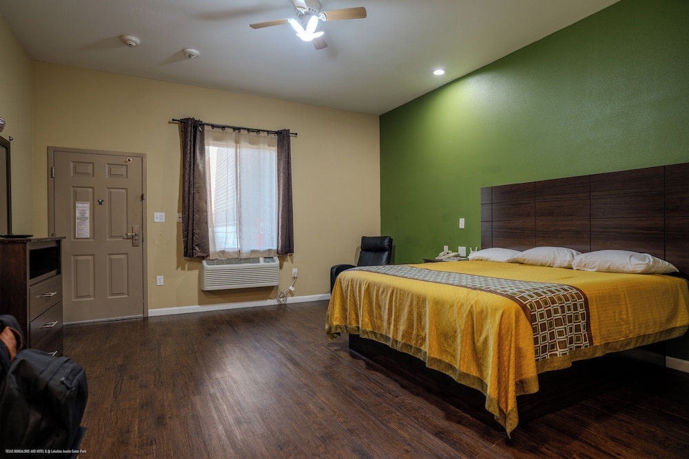 Deluxe Single Room, 1 King Bed, Non Smoking, Kitchenette photo 1