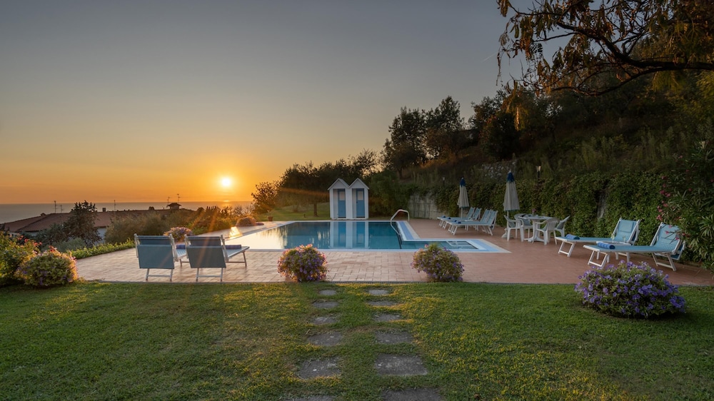 Villa photo 2