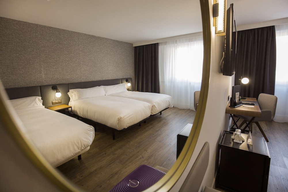 Deluxe Triple Room, City View photo 1
