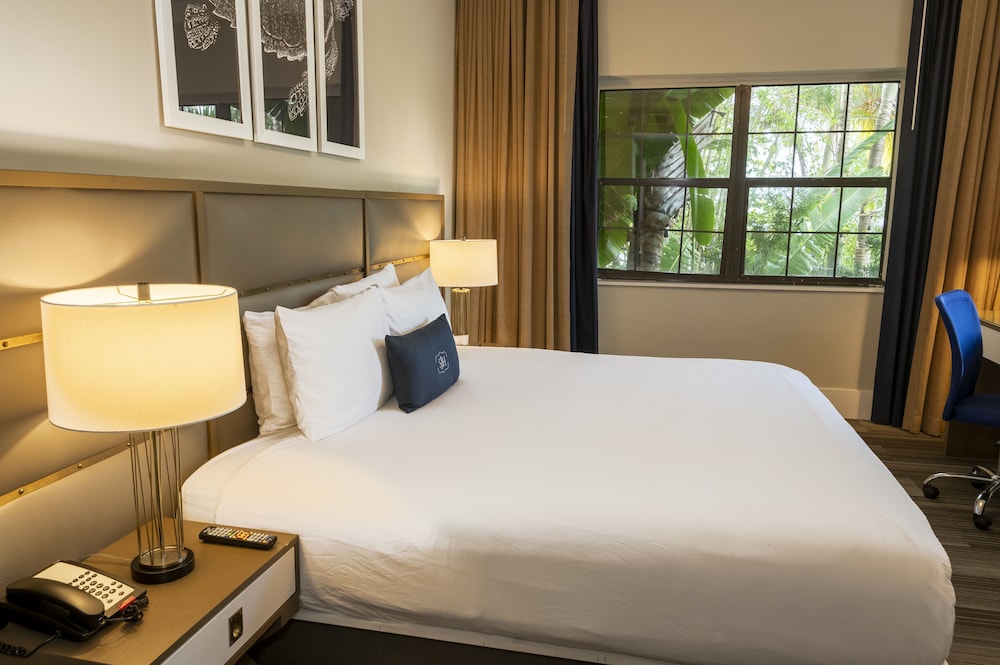 Luxury Double Room, 1 King Bed, Pool View - Photo 6