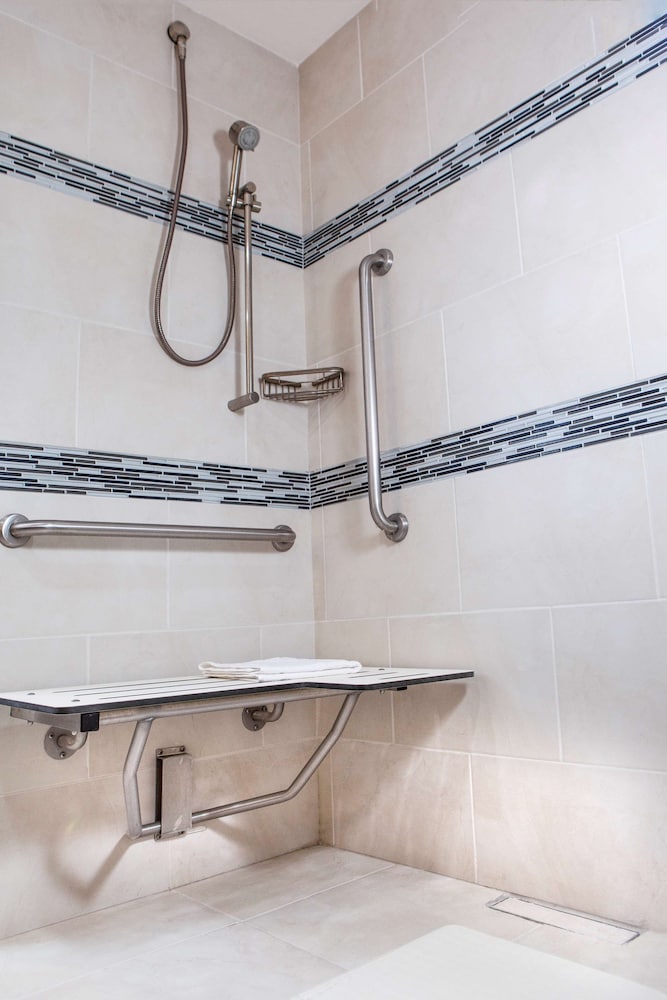 Room, Accessible, Non Smoking (Roll-in Shower) photo 3