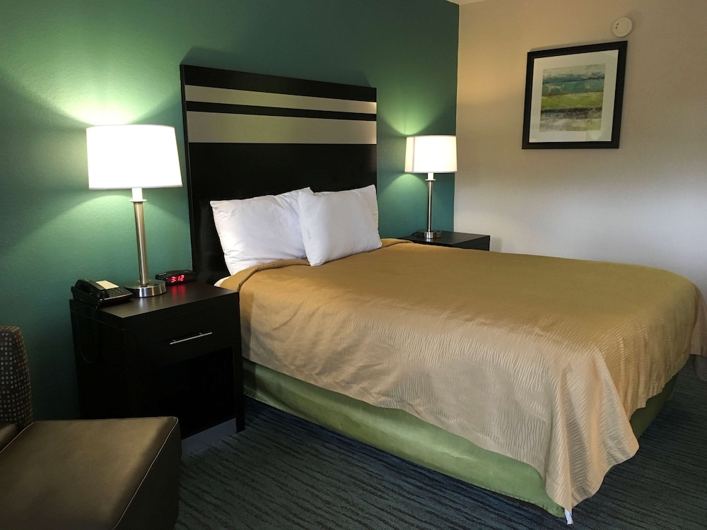 Standard Suite, 1 Queen Bed, Smoking photo 1